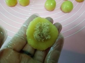 包入适量肉松