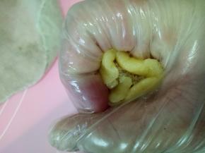 收口，让后轻轻的抓捏整圆（可以轻轻的按扁一下，不过我没有按扁，喜欢圆圆的)