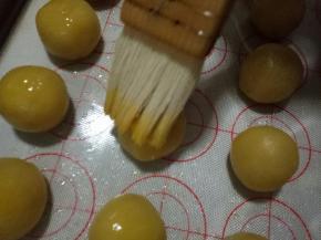 摆入烤盘中，表面刷一层蛋黄液，也可以刷全蛋液，表面撒一点芝麻