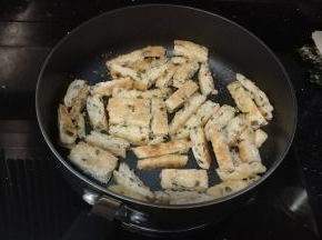饼剪成条，青瓜切条备用。
锅里放少许油，油烧热后倒入饼条，放入蒜盐和孜然粉炒香