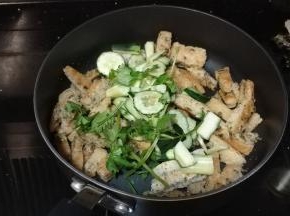 倒入青瓜、香菜继续炒