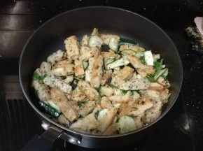 炒至青瓜变软即可