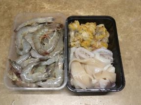 虾、鱿鱼、元贝洗净处理好
