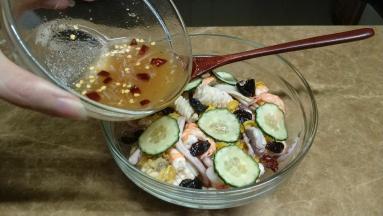 将调味料倒入海鲜里拌匀，静置5-10分钟即可
