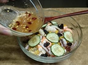 将调味料倒入海鲜里拌匀，静置5-10分钟即可