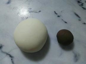 主材料拌匀揉成光滑面团，从面团中取一小部分加入可可粉，揉成可可面团。两块面团静置十分钟。