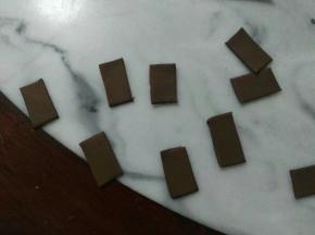 可可面团擀平，切成小块，大小要根据三角面团而定。