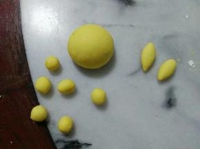 一个蟹由一个圆(30克)，
6个小圆，2个椭圆组成。
大圆是30克。小圆和椭圆要相应减小。
