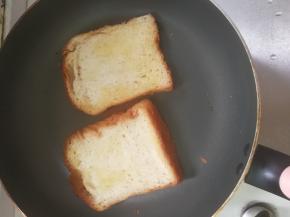 面包片用少量黄油煎一下。