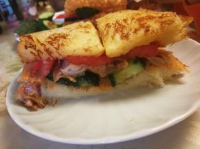 夹上黄瓜西红柿沙拉酱，就是美味可口的早餐三明治了，营养与美味兼得。