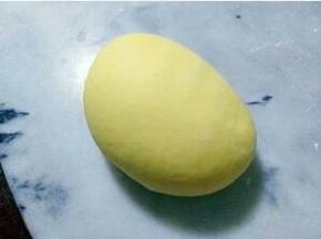 主材料揉成团，辅料揉成团，静置十分钟。