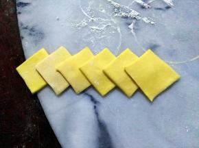 六个小方片为一组，排列好。