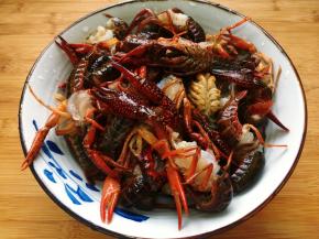 1，首先处理小龙虾，将小龙虾的头部剪去，再剔除虾肠，用手捏住龙虾尾部中间的尾片，上下扭动往外一抽，虾肠就出来了。