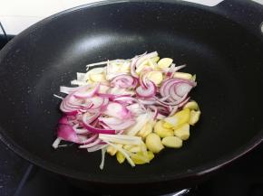 ​5，锅中留少许油，烧热后放入切好的洋葱、姜片、大蒜和大葱，炒出香味。