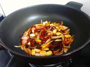 ​6，接着加入麻辣小龙虾调料，翻炒均匀。