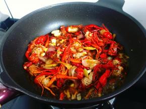 ​8，然后加入适量的啤酒，盖上锅盖，大火烧开后转中火焖煮15-20分钟左右。