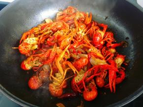 ​9，还剩一点汤汁的时候撒上少许鸡精炒匀即可装盘。