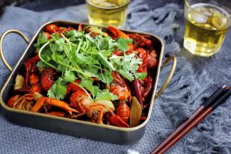 ​10，表面撒上少许香菜，香味醇厚、色泽诱人的麻辣小龙虾就做好了。