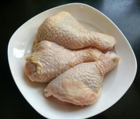 准备鸡腿，洗净。