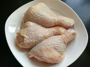 准备鸡腿，洗净。