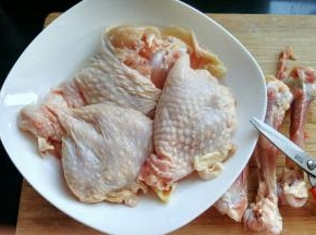 用厨房剪鸡腿骨头去掉。