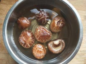 香菇提前四小时泡发。