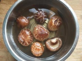 香菇提前四小时泡发。