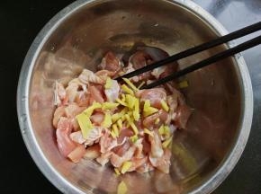 将生姜放入鸡肉中。