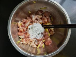 放蚝油小麻油，淀粉。