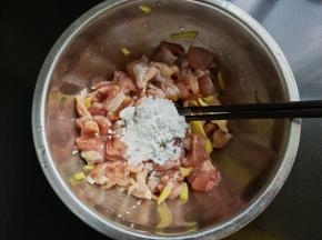 放蚝油小麻油，淀粉。