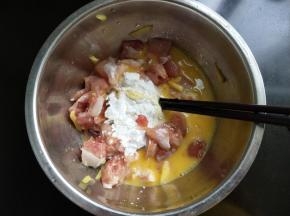 将鸡蛋倒入碗中。