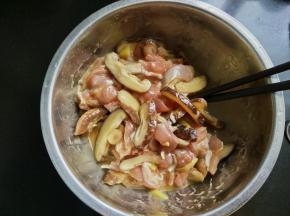 放入香菇，拌匀。