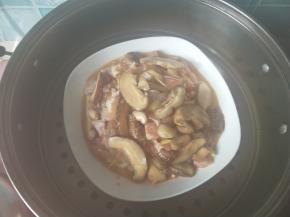 蒸锅内放水，烧开后放入鸡肉，大火蒸15分钟。