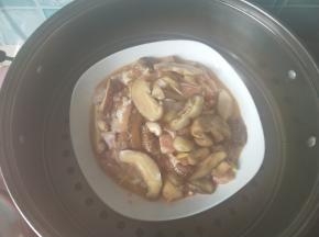 蒸锅内放水，烧开后放入鸡肉，大火蒸15分钟。