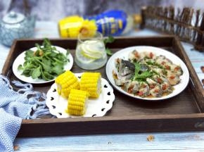 喜欢吗？花生酱拌冰草，蒸玉米，柠檬茶。