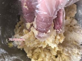 10. 带上一次性手套把刮刀无法拌匀的部分用手抓匀。
