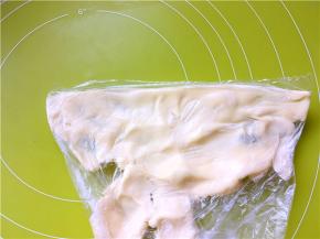 小号保鲜袋内装入裹酥用黄油，用手将软化的黄油捏满两个角