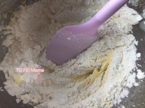 8. 用刮刀切拌啊，翻拌啊，总之目的是让粉根黄油充分融合。