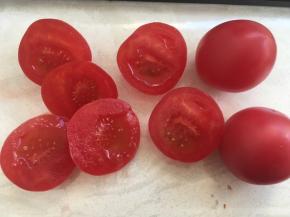 圣女果对半切开