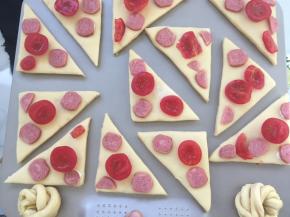 将香肠跟圣女果平铺在发酵好的三角包上，具体分量可以根据自己喜好来放