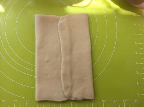 面片室温回下温，变软后，将两侧面片对折，包裹上黄油，收口处捏紧