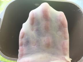 揉好的面团切下一小块，可以撑出手套膜即可