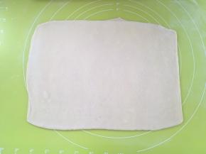 撒点干粉，将冷藏好的面片擀成长方形，厚度约为0.3厘米左右