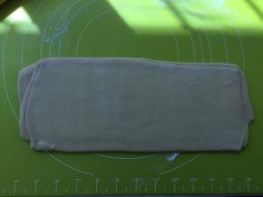 折好的面片再次擀成长条，长度是之前的三分之二