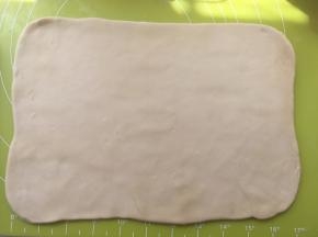 之后将面片垫上油纸，入冰箱冷冻20分钟