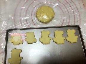 21. 剩余的边角料，带上一次性手套，用擀面杖重复刚才面饼的步骤。［注意：我这个烤盘是不粘烤盘，如果你用烤箱自带的烤盘，建议烤盘上铺个油纸或者油布，方便成品从烤盘上取下］