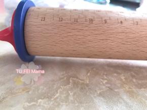 15. 我把6㎜的组装上，如图，看见没？擀面杖跟平面之间的缝隙，就是饼干的厚度。当然不是说普通的擀面杖就做不了饼干了，这个适合新手，新手的福音喽。