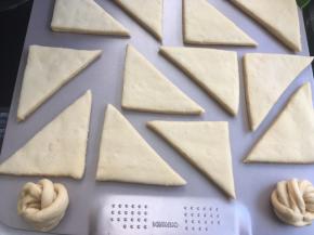 发酵好的面团明显比之前大一些，厚度明显整加