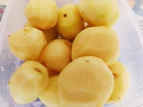 土豆去皮，洗干净