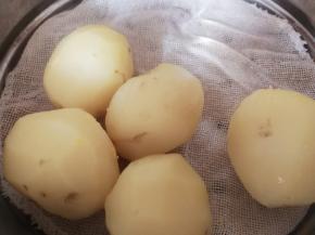 放在蒸锅上蒸熟